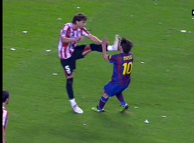 Brutal agresión de Messi a Amorebieta