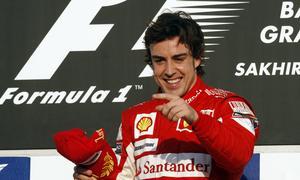 Alonso celebra su primera victoria